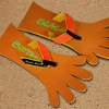 Zehenschuhe, Badelatschen, BeachBotten liegend im Sand, Modell Foot Hand, orange