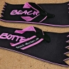 Badeschuhe, Zehentrenner, BeachBotten liegend im Sand, Modell Foot Double Hand, schwarz, pink