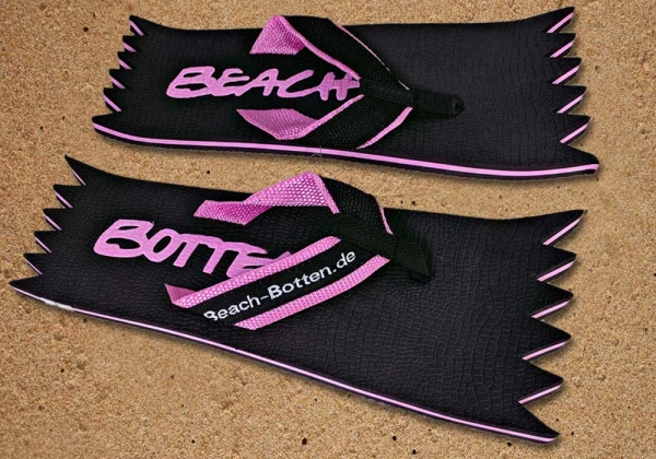 Badeschuhe, Zehentrenner, BeachBotten liegend im Sand, Modell Foot Double Hand, schwarz, pink