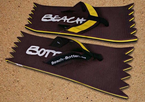 Badeschuhe, Zehentrenner, BeachBotten liegend im Sand, Modell Foot Double Hand, braun