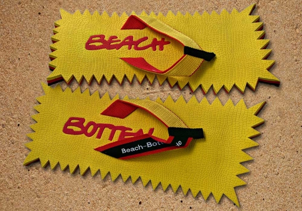 Zehentrenner, Badeschuhe, BeachBotten im Sand stehend, Modell Foot Spike, gelb