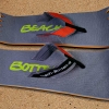 Badeschuhe, Zehentrenner, BeachBotten liegend im Sand, Modell Foot Double Hand, grau