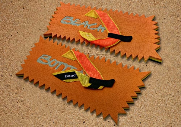 Zehentrenner, Badeschuhe, BeachBotten im Sand stehend, Modell Foot Spike, orange