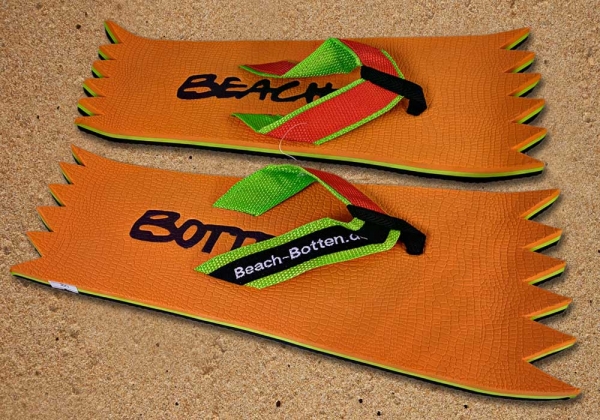 Badeschuhe, Zehentrenner, BeachBotten liegend im Sand, Modell Foot Double Hand, orange