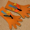 Zehenschuhe, Badelatschen, BeachBotten liegend im Sand, Modell Foot Hand, orange