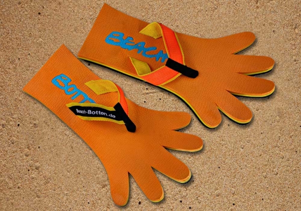 Zehenschuhe, Badelatschen, BeachBotten liegend im Sand, Modell Foot Hand, orange