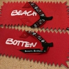 Zehentrenner, Badeschuhe, BeachBotten im Sand stehend, Modell Foot Spike, rot